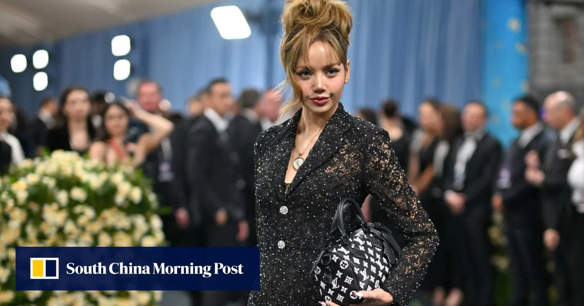Blackpinks Lisa kritiseras för Rosa Parks-inspirerade underkläder på Met Gala